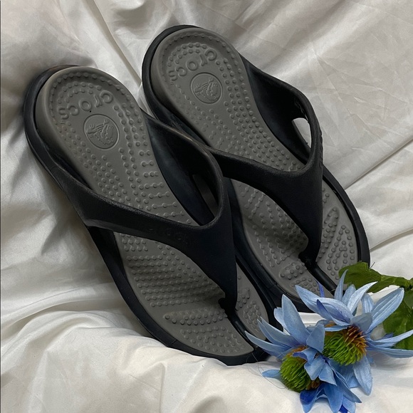 CROCS 🐊 Women's 6 or Big Boy 4 Black & Gray Comfortable Thong Flip Flops Sandals - Picture 1 of 9